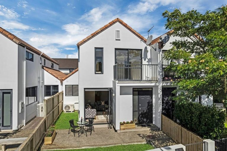 Photo of property in 2/27 Kellaway Drive, East Tamaki, Auckland, 2013