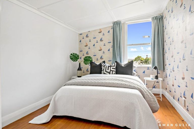 Photo of property in 129 Sunnyside Road, Sunnyvale, Auckland, 0612