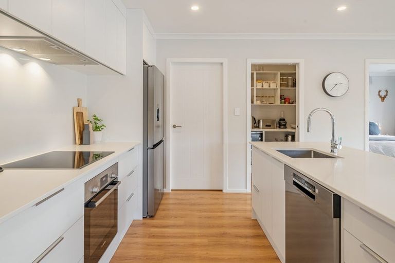 Photo of property in 15 Rewarewa Way, Timberlea, Upper Hutt, 5018