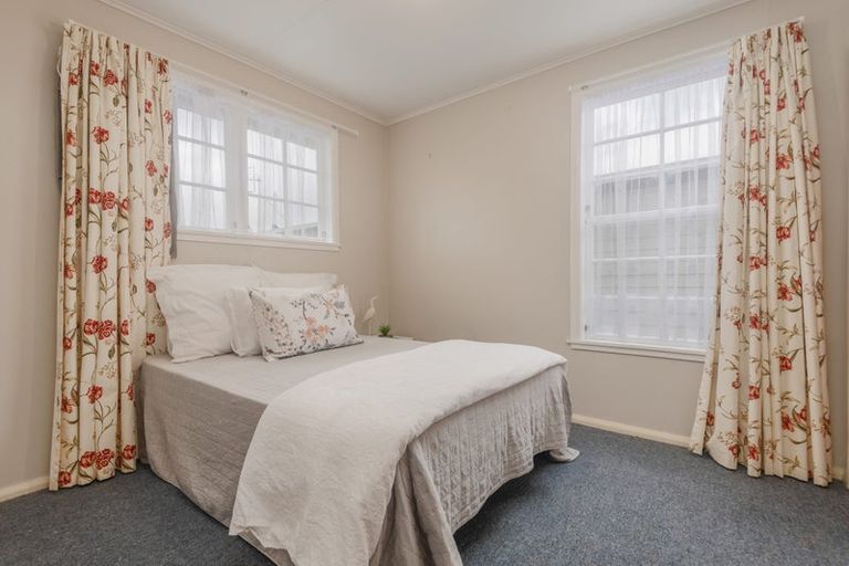 Photo of property in 1 Wairau Place, Kelvin Grove, Palmerston North, 4414