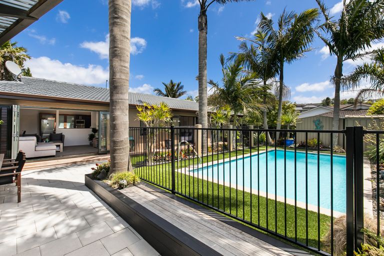 Photo of property in 21 Sartors Avenue, Northcross, Auckland, 0630