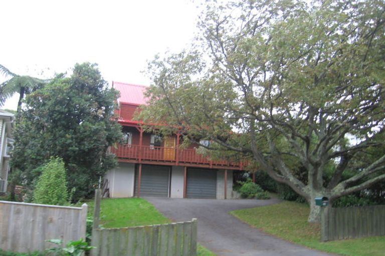 Photo of property in 30 Ranui Terrace, Tawa, Wellington, 5028