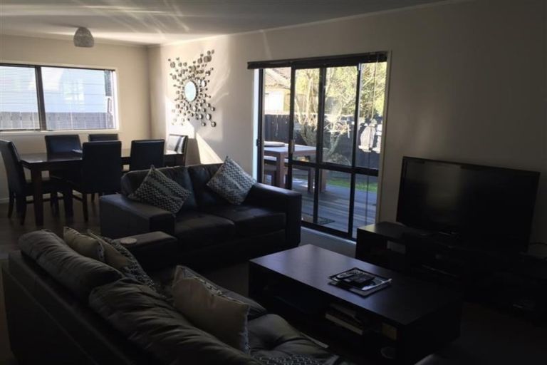 Photo of property in 2/25 Melleray Place, Randwick Park, Auckland, 2105