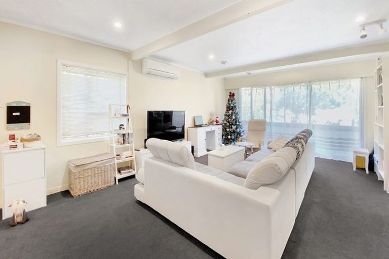 Photo of property in 1/17 Lyons Avenue, Murrays Bay, Auckland, 0630