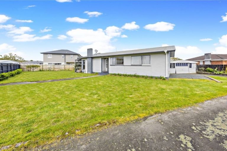 Photo of property in 16 Belgrave Place, Papakura, 2110
