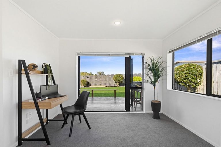 Photo of property in 23 Brookesmith Drive, Waiuku, 2123