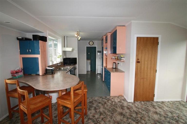 Photo of property in 14 Oawai Place, Marfell, New Plymouth, 4310