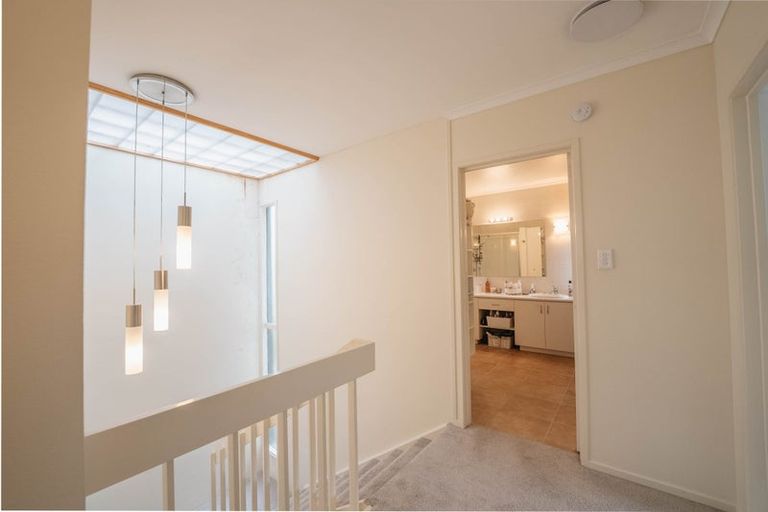 Photo of property in 1/18 Holdaway Avenue, Northcote, Auckland, 0627