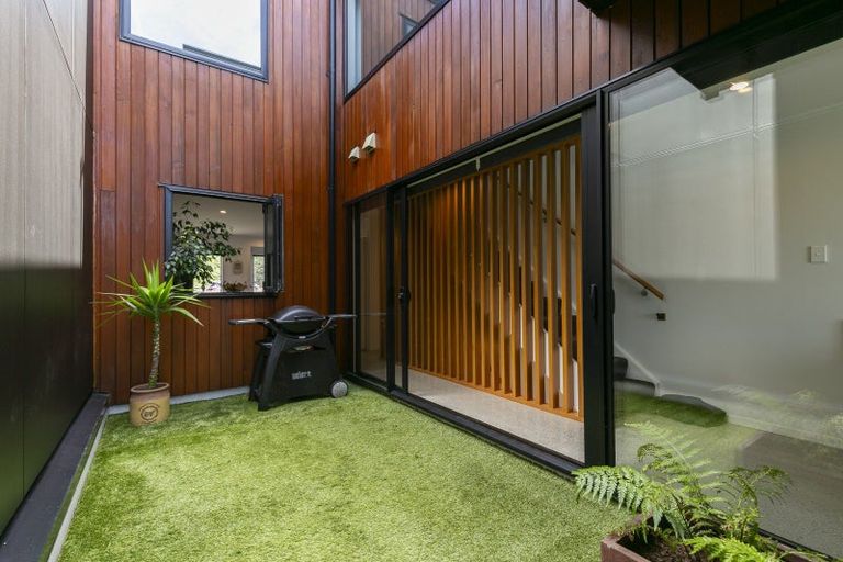 Photo of property in 2/50 Mandalay Terrace, Khandallah, Wellington, 6035