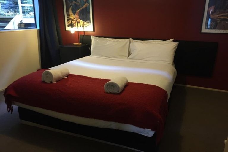 Photo of property in 7 Mckerrow Place, Sunshine Bay, Queenstown, 9300