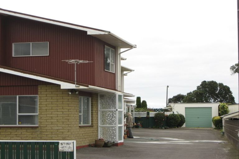 Photo of property in 2/4 Birdwood Avenue, Moturoa, New Plymouth, 4310