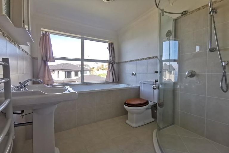 Photo of property in 24 Tamworth Crescent, Newlands, Wellington, 6037