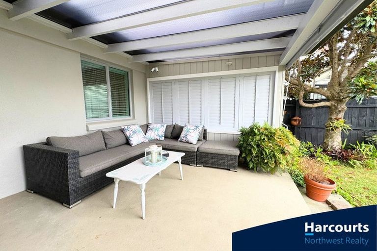 Photo of property in 86 Wiseley Road, West Harbour, Auckland, 0618