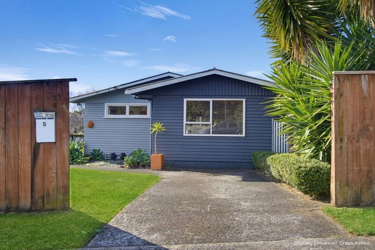 Photo of property in 5 Mayfair Place, Westown, New Plymouth, 4310