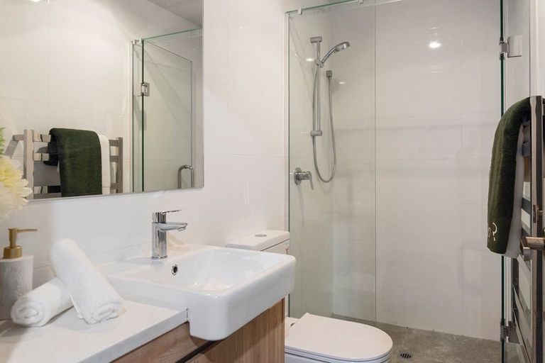 Photo of property in 2c Fowler Street, Northcote, Auckland, 0627