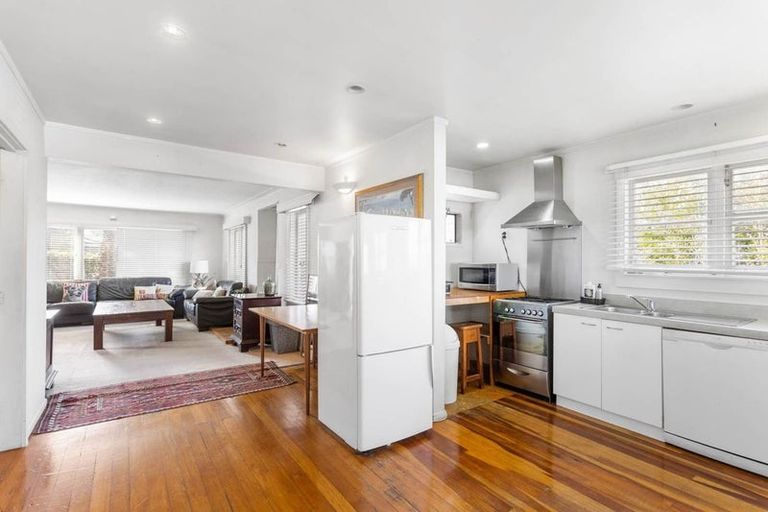 Photo of property in 11 Roberts Road, Te Atatu South, Auckland, 0610