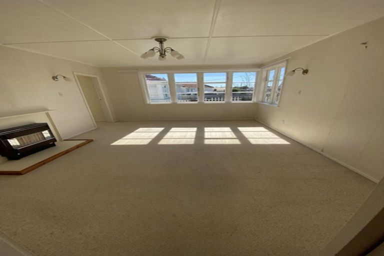 Photo of property in 17 Queenwood Road, Levin, 5510