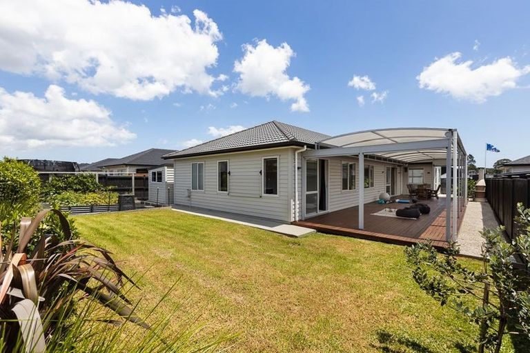 Photo of property in 9 Walter Ruddock Avenue, Kumeu, 0810