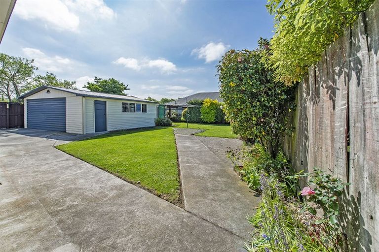 Photo of property in 33 Farquhars Road, Redwood, Christchurch, 8051