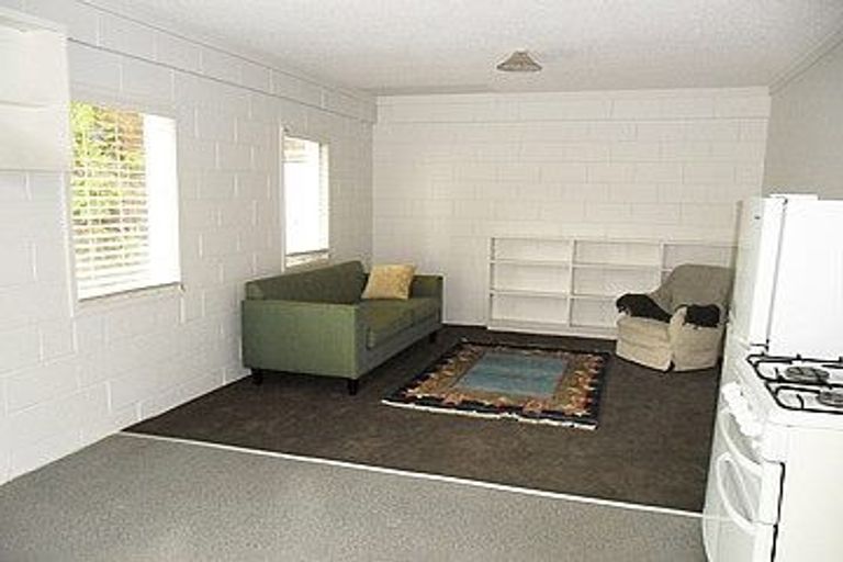 Photo of property in 1/30 Martin Crescent, Northcote, Auckland, 0627