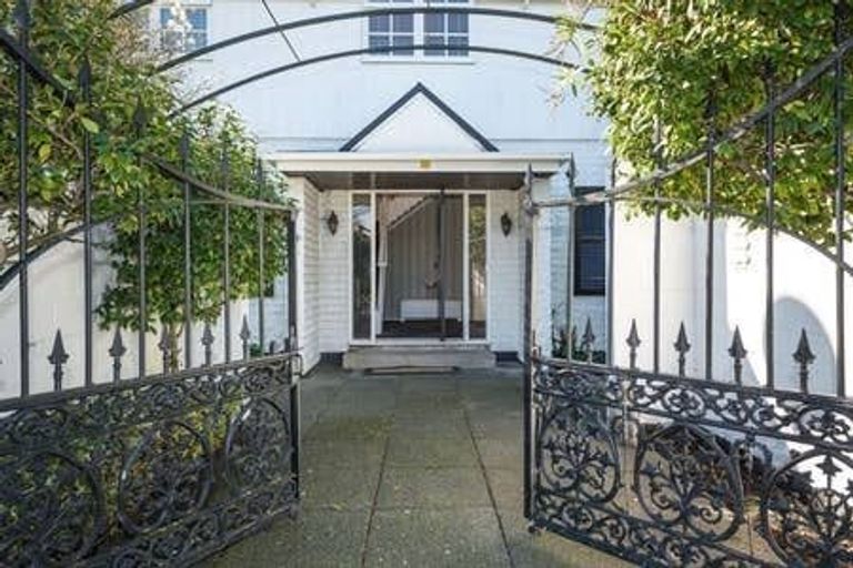 Photo of property in 1 Oakfield Street, Burnside, Christchurch, 8053
