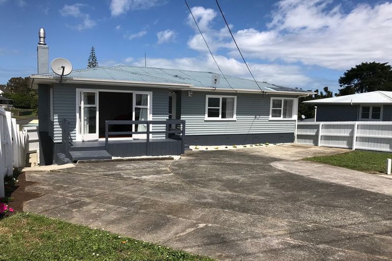 Photo of property in 20 Sylvan Crescent, Te Atatu South, Auckland, 0610