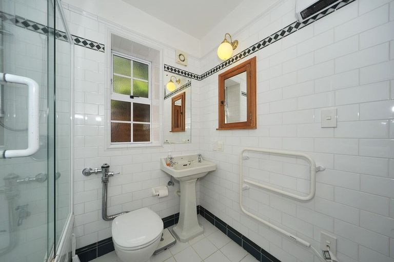 Photo of property in Chevening Flats, 90 Salamanca Road, Kelburn, Wellington, 6012