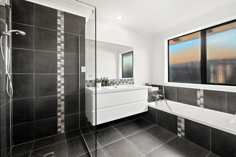 Photo of property in 19 Seabreeze Place, Papamoa Beach, Papamoa, 3118