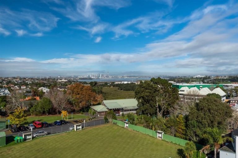 Photo of property in Frank Sargeson Apts, 406/80 Anzac Street, Takapuna, Auckland, 0622