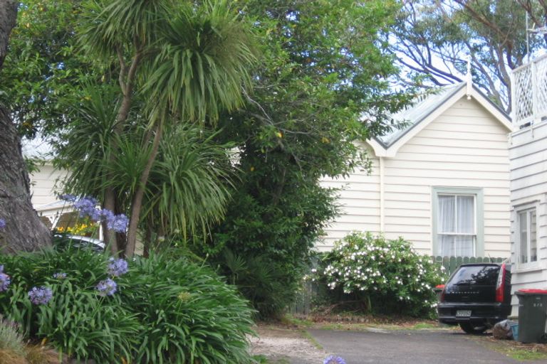 Photo of property in 6 Valley Road, Northcote, Auckland, 0626