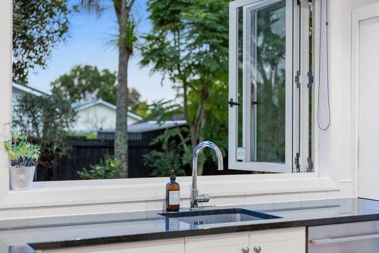 Photo of property in 15 Alberta Street, Point Chevalier, Auckland, 1022