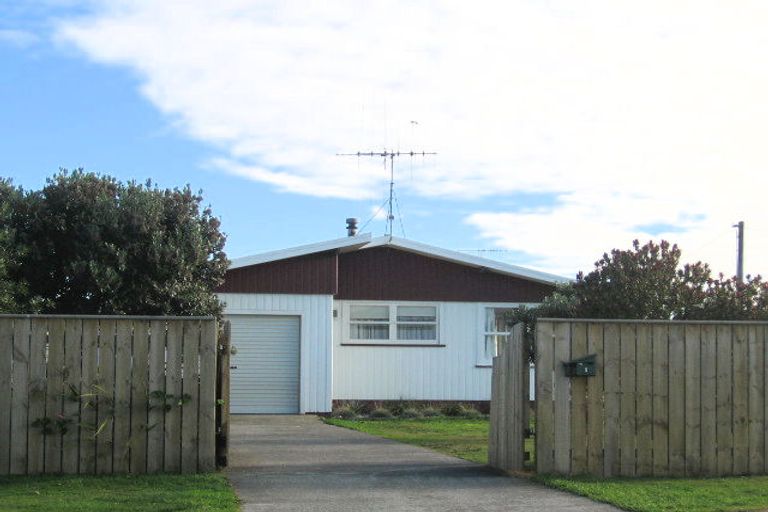 Photo of property in 1 Ngaio Street, Otaki Beach, Otaki, 5512