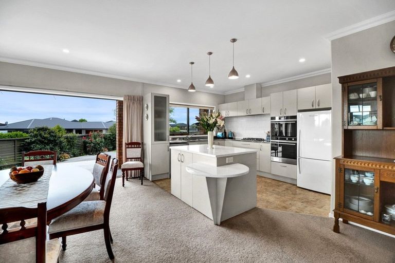 Photo of property in 2 Manurau Crescent, Merrilands, New Plymouth, 4312