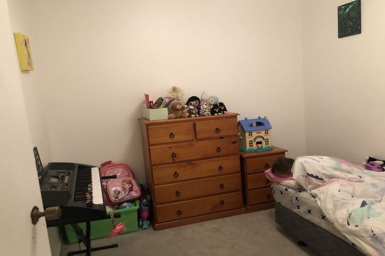 Photo of property in 130 Cliff View Drive, Green Bay, Auckland, 0604