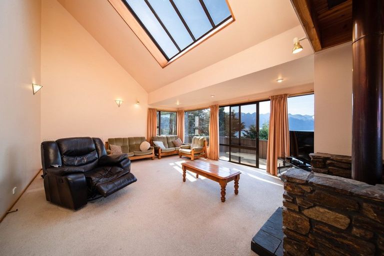 Photo of property in 128 Wynyard Crescent, Fernhill, Queenstown, 9300