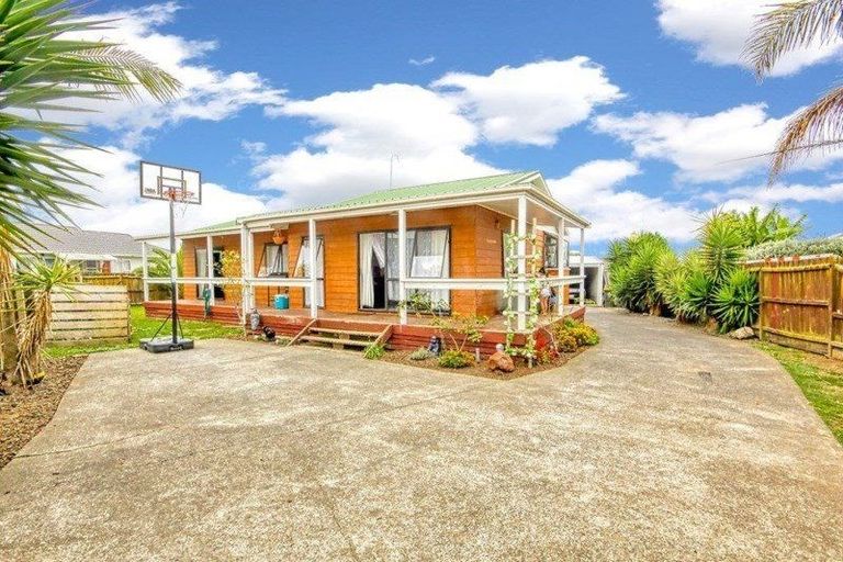 Photo of property in 28 Dungarvon Place, Clendon Park, Auckland, 2103