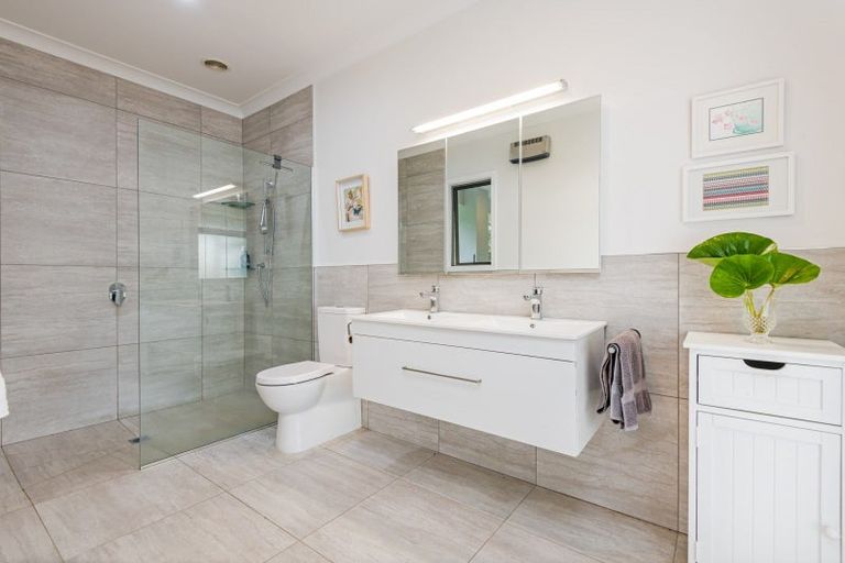 Photo of property in 12 Fleetwood Lane, Turitea, Palmerston North, 4472