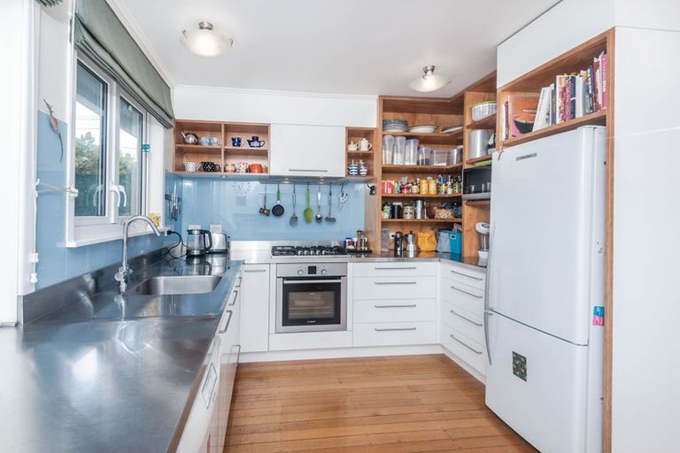 Photo of property in 9 Ruskin Road, Newlands, Wellington, 6037