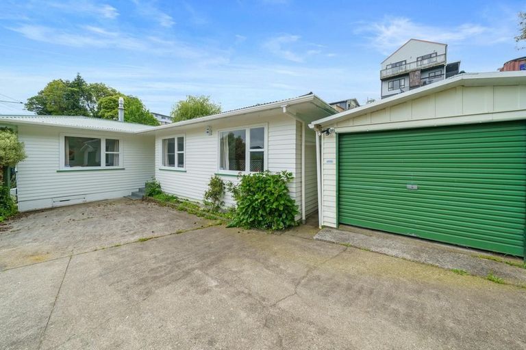 Photo of property in 39 Vista Crescent, Maoribank, Upper Hutt, 5018