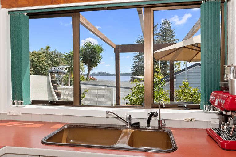 Photo of property in 25 Tapeka Road, Russell, 0202