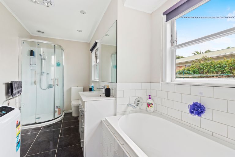 Photo of property in 10 Valley Road, Waiuku, 2123