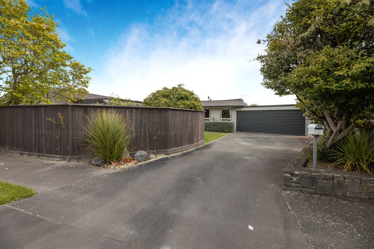 Photo of property in 1 Burrows Place, Ilam, Christchurch, 8041