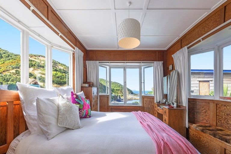 Photo of property in 11 Cave Road, Houghton Bay, Wellington, 6023