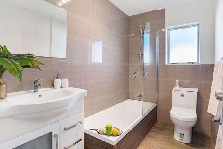 Photo of property in 2/25 Solveig Place, Randwick Park, Auckland, 2105