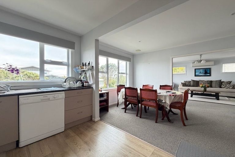 Photo of property in 3 Alder Place, Newlands, Wellington, 6037