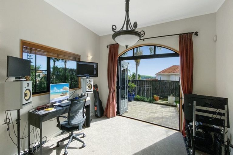 Photo of property in 25 Brooke Ridge Rise, East Tamaki Heights, Auckland, 2016