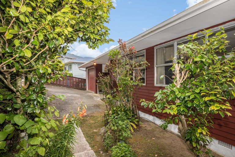 Photo of property in 6 Woodman Drive, Tawa, Wellington, 5028