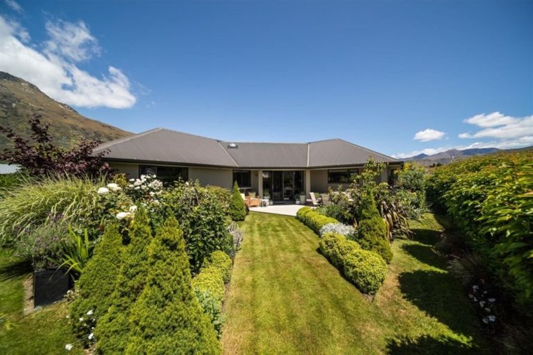 Photo of property in 1 Manorburn Place, Lake Hayes, Queenstown, 9304