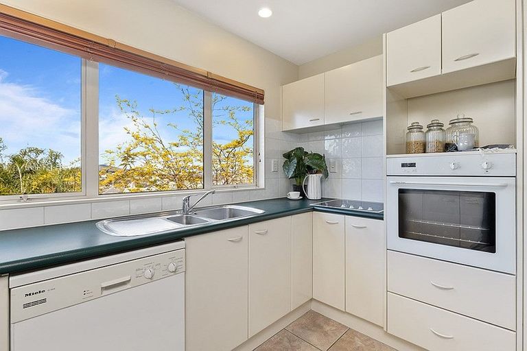 Photo of property in 2/23 Wairau Road, Forrest Hill, Auckland, 0627