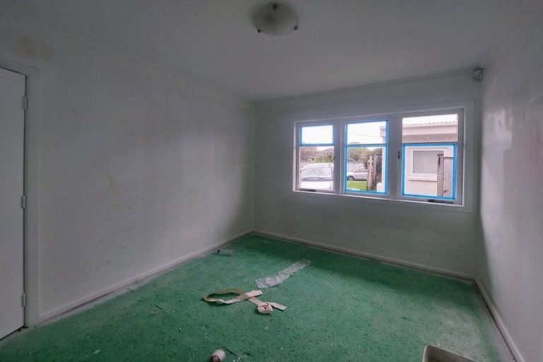 Photo of property in 1/9 Kirrie Avenue, Te Atatu South, Auckland, 0610